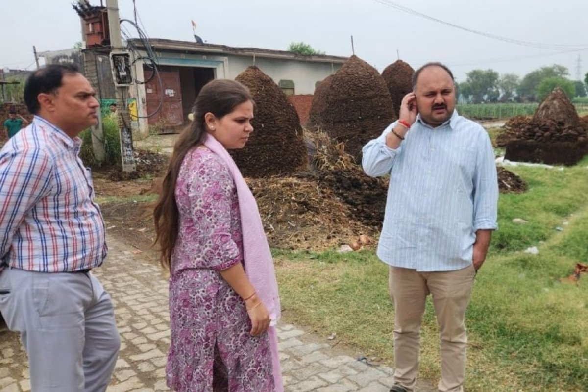 हापुड़ की आंखों में आंसू: विदाई समारोह में उमड़ा जनसैलाब, डीएम अभिषेक की कार्यशैली ने जीता जनता का दिल।