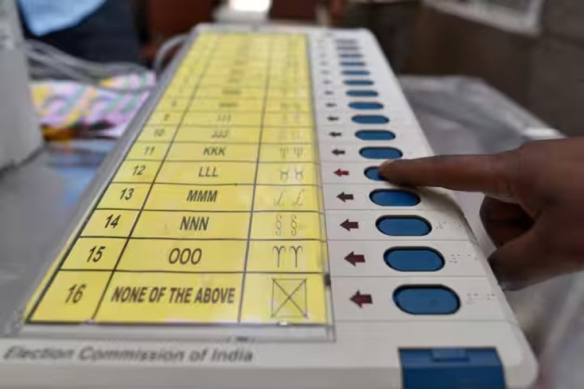 ईवीएम के साथ चालाकी अब पड़ेगी भारी: बटन पर इत्र, गोंद या स्याही लगाना अब गंभीर चुनावी अपराध, चुनाव आयोग की सख्त चेतावनी।
