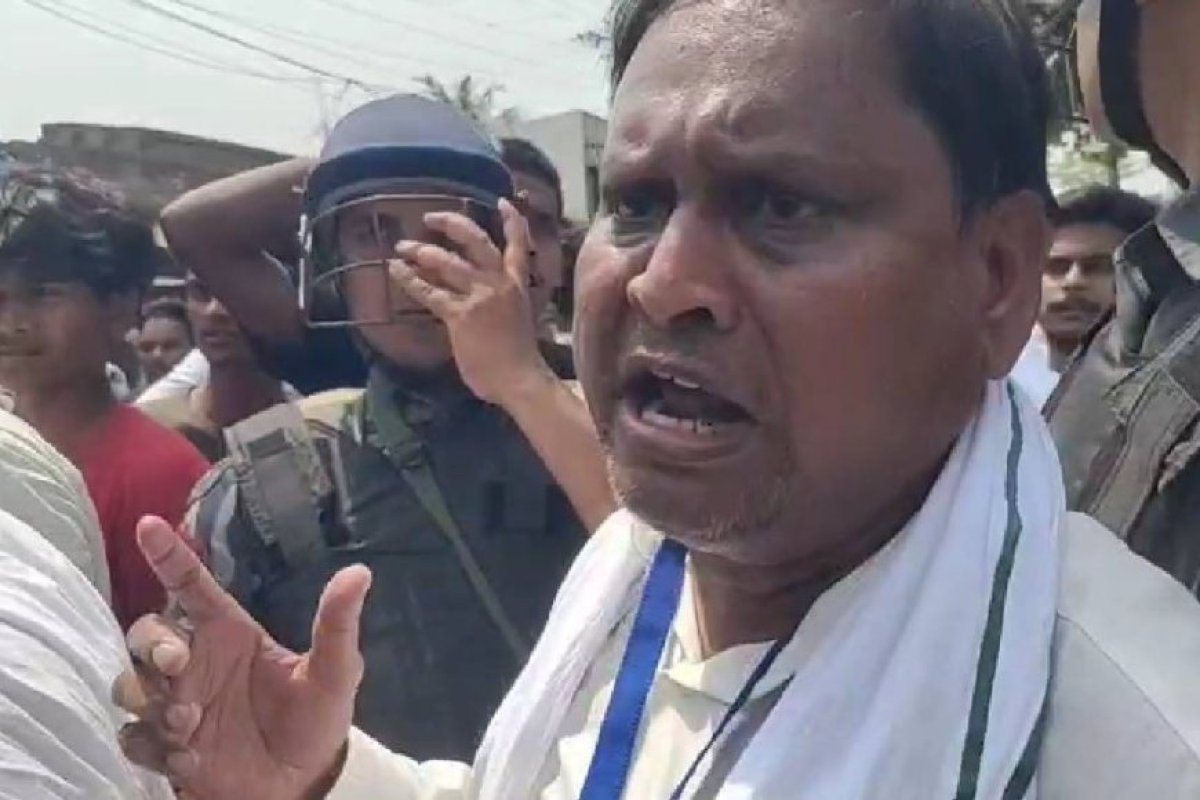 मुर्शिदाबाद के नौदा में बमबारी से दहला इलाका: चुनावी रंजिश के बीच देसी बमों से हमला, कई घायल।