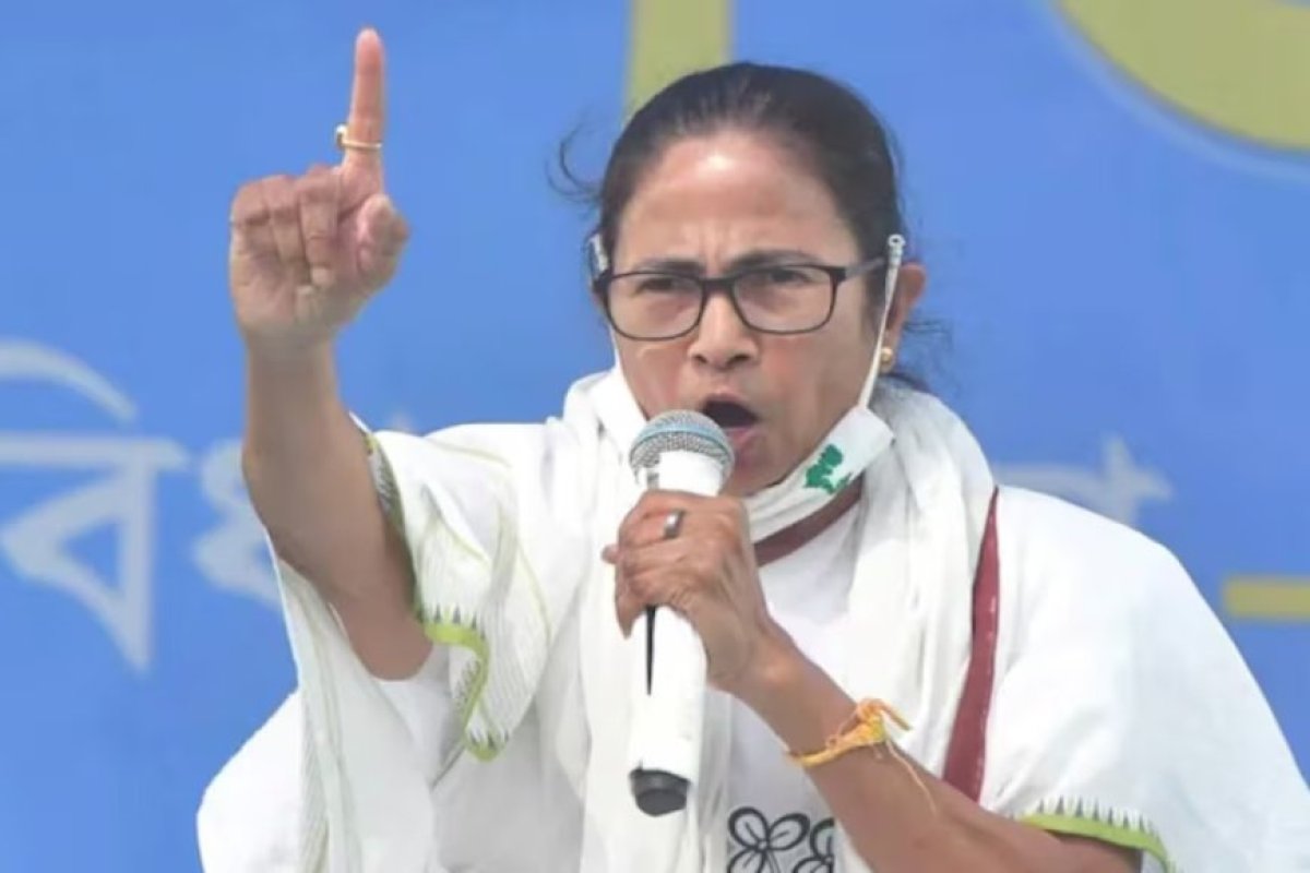 चुनावी दंगल में जुबानी जंग तेज: मुख्यमंत्री ममता बनर्जी ने प्रधानमंत्री के नौका विहार पर साधा निशाना।