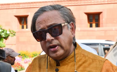 केरल के मलप्पुरम में शशि थरूर के काफिले पर हमला, बीच सड़क पर रोकी गाड़ी, उपद्रवियों ने गनमैन को भी पीटा।