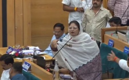 इंदौर नगर निगम में 'वंदे मातरम' पर रार: राष्ट्रगीत के सम्मान और धार्मिक मान्यताओं के बीच छिड़ा सियासी संग्राम।