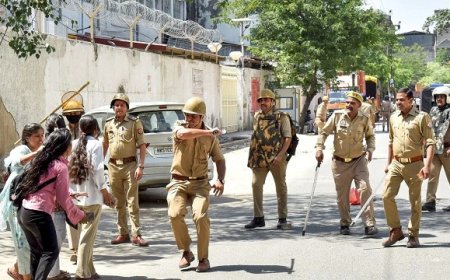 नोएडा के श्रमिकों के लिए खुशखबरी: योगी सरकार ने न्यूनतम मजदूरी में की भारी वृद्धि, वेतन में 3000 रुपये तक का उछाल।