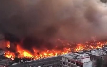 लखनऊ के विकास नगर में भीषण अग्निकांड: 280 से अधिक झोपड़ियां जलकर राख, मासूमों की मौत से पसरा मातम।