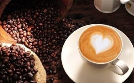 क्या आपकी सुबह की कॉफी शुद्ध है? किचन में मौजूद 'कैफीन' के असली या मिलावटी होने की ऐसे करें पहचान।