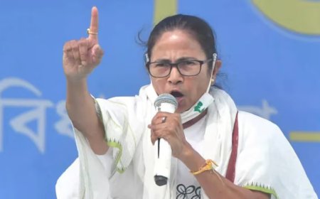 चुनावी दंगल में जुबानी जंग तेज: मुख्यमंत्री ममता बनर्जी ने प्रधानमंत्री के नौका विहार पर साधा निशाना।