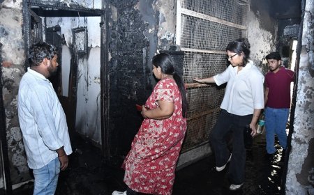 इंदिरापुरम की सोसायटी में 'अग्नि तांडव': 45 मिनट तक धुएं के गुबार में कैद रहीं सांसें, चार आशियाने जलकर राख।