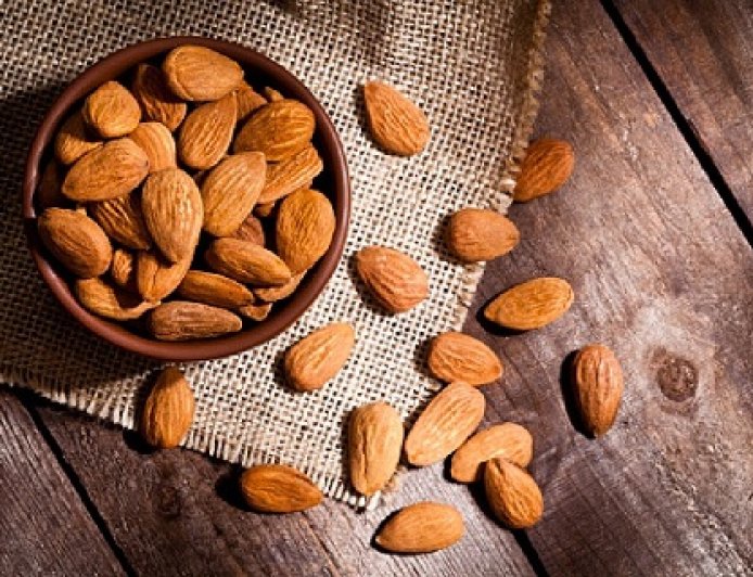 मस्तिष्क की शक्ति और तेज याददाश्त के लिए कौन है सर्वश्रेष्ठ? अखरोट और बादाम के बीच छिड़ी सेहत की जंग।