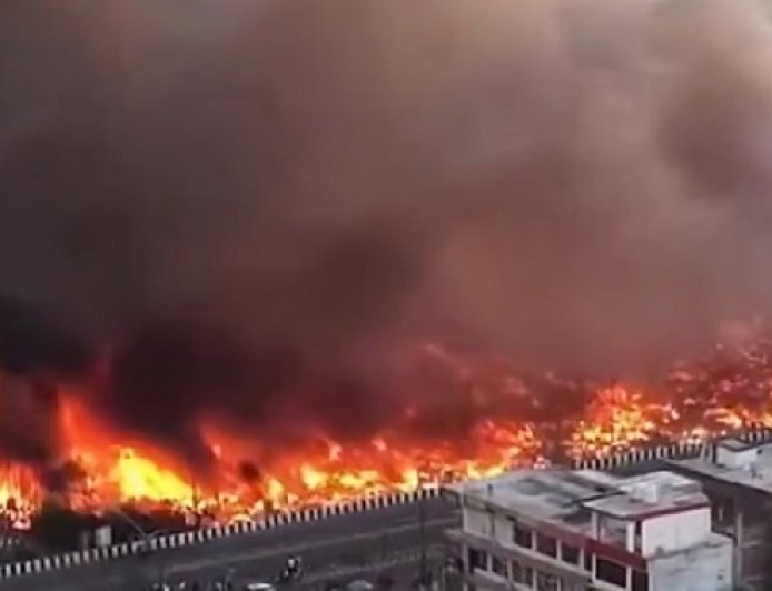 लखनऊ के विकास नगर में भीषण अग्निकांड: 280 से अधिक झोपड़ियां जलकर राख, मासूमों की मौत से पसरा मातम।