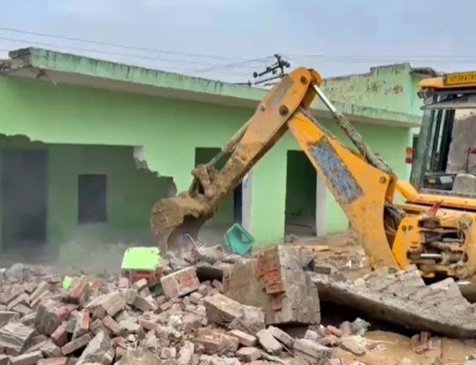 संभल में अतिक्रमण पर बड़ा प्रहार: ईदगाह और इमामबाड़े के बाद अब मस्जिद और मदरसे पर चला प्रशासन का बुलडोजर।