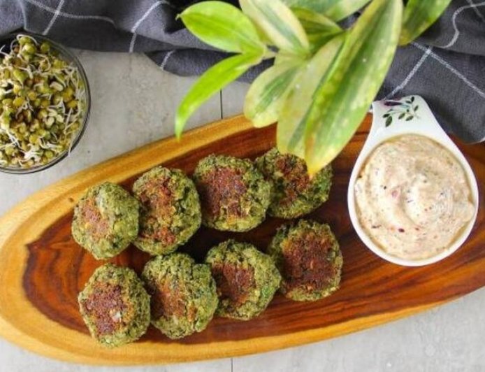 सुबह के नाश्ते के लिए प्रोटीन का पावरहाउस: घर पर आसानी से बनाएं अंकुरित मूंग और हरे प्याज की लाजवाब टिक्की।