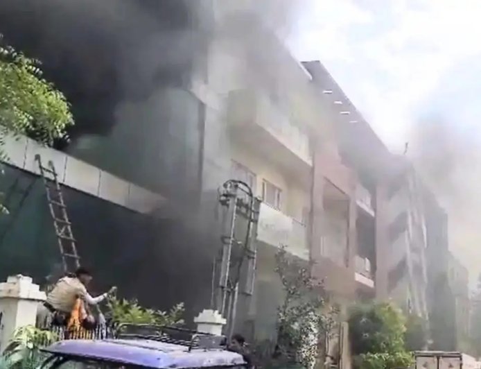 गुरुग्राम के बसई रोड स्थित पैकेजिंग फैक्ट्री में भीषण अग्निकांड: दमकल की आधा दर्जन गाड़ियों ने घंटों की मशक्कत के बाद पाया काबू।