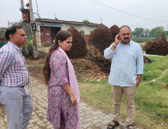 हापुड़ की आंखों में आंसू: विदाई समारोह में उमड़ा जनसैलाब, डीएम अभिषेक की कार्यशैली ने जीता जनता का दिल।