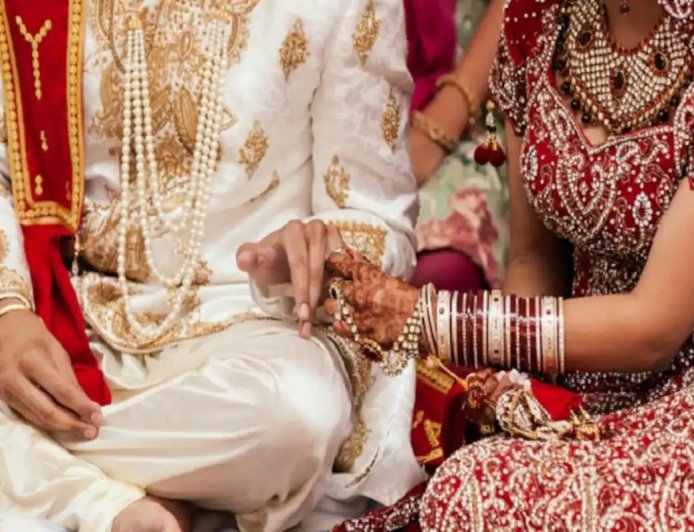 कोर्ट मैरिज का सच छिपाकर रचा रहा था नया ब्याह: बरात निकलने से पहले पुलिस की दबिश, दूल्हा गिरफ्तार।