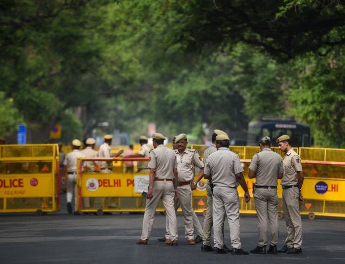 साहस की मिसाल: दिल्ली पुलिस के हेड कांस्टेबल ने गोलियों की बौछार के बीच अकेले दबोचा खतरनाक बदमाश।