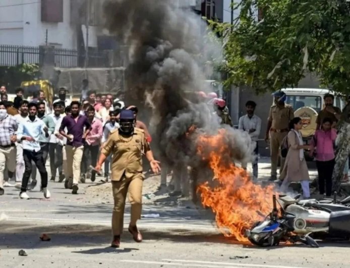 नोएडा में श्रमिक हिंसा की गहरी साजिश: 'बिगुल मजदूर दस्ता' पर लगा दंगे भड़काने का बड़ा आरोप।