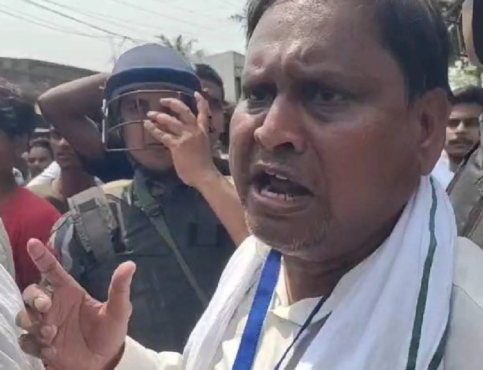 मुर्शिदाबाद के नौदा में बमबारी से दहला इलाका: चुनावी रंजिश के बीच देसी बमों से हमला, कई घायल।