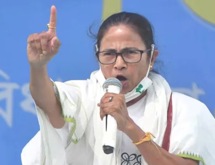 चुनावी दंगल में जुबानी जंग तेज: मुख्यमंत्री ममता बनर्जी ने प्रधानमंत्री के नौका विहार पर साधा निशाना।