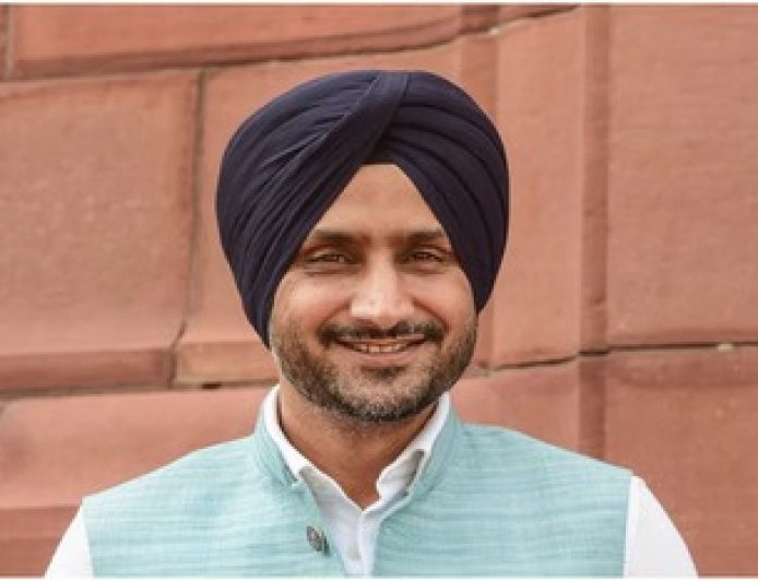 पंजाब सरकार ने हरभजन सिंह से वापस ली Z+ सिक्योरिटी,  मचा सियासी घमासान