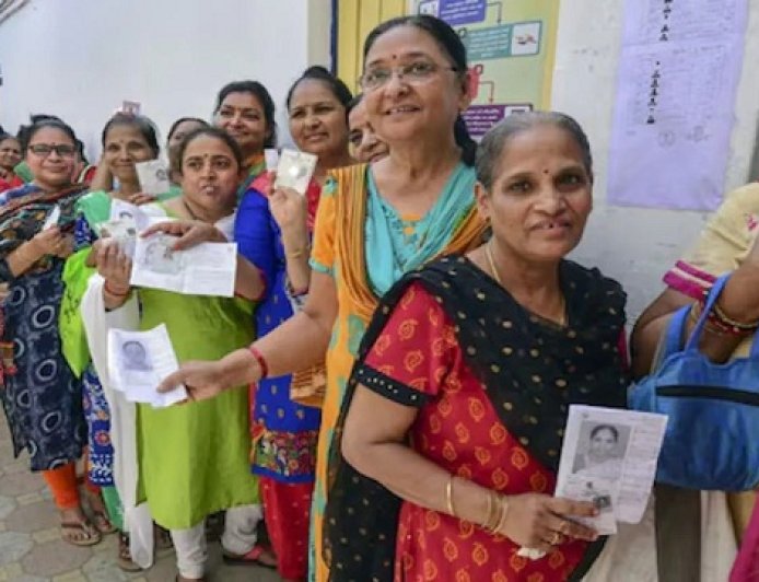 बंगाल चुनाव 2026: दूसरे चरण के रण के लिए थमा प्रचार का शोर, उत्तर चौबीस परगना में दिखा सियासी शक्ति प्रदर्शन।