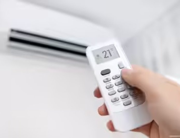 AC को 20 की बजाय 25 डिग्री पर चलाने से कम हो सकता है बिजली बिल, जानें तापमान और बचत का गणित।