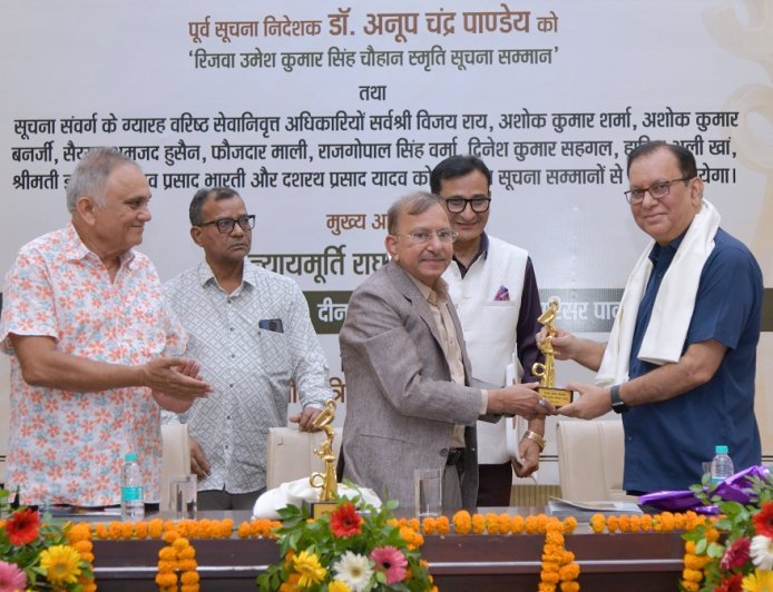 Lucknow: आरआईजेडब्ल्यूए का सम्मान समारोह सम्पन्न, पूर्व सूचना निदेशकों सहित 11 वरिष्ठ अधिकारी सम्मानित।