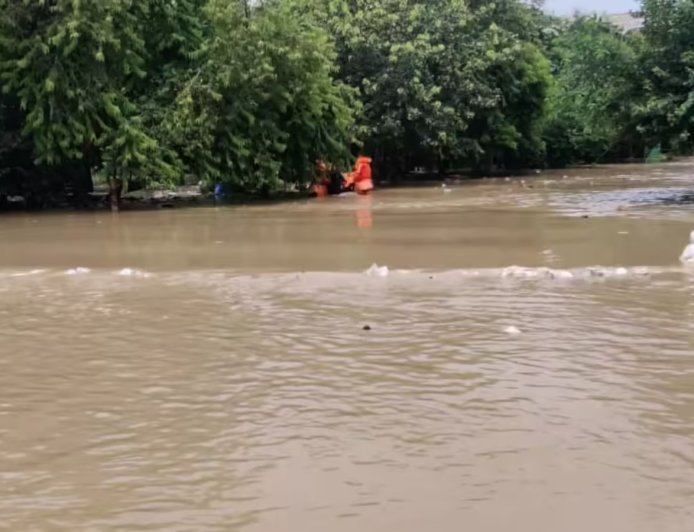 दिल्ली में दर्दनाक हादसा: दीवार फांदकर गोल्फ कोर्स में घुसे थे तीन बच्चे, नहाने के दौरान डूबे; इलाके में मचा कोहराम।