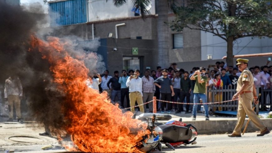 नोएडा में भारी पुलिस छावनी के बीच मजदूरों का विरोध प्रदर्शन: चप्पे-चप्पे पर फोर्स तैनात, घरों से निकलते ही घेराबंदी.