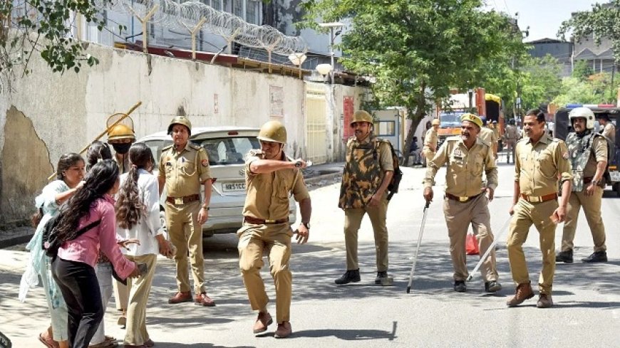 नोएडा के श्रमिकों के लिए खुशखबरी: योगी सरकार ने न्यूनतम मजदूरी में की भारी वृद्धि, वेतन में 3000 रुपये तक का उछाल।