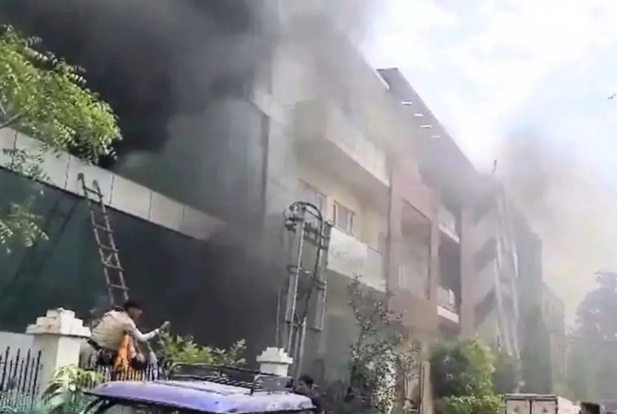 गुरुग्राम के बसई रोड स्थित पैकेजिंग फैक्ट्री में भीषण अग्निकांड: दमकल की आधा दर्जन गाड़ियों ने घंटों की मशक्कत के बाद पाया काबू।