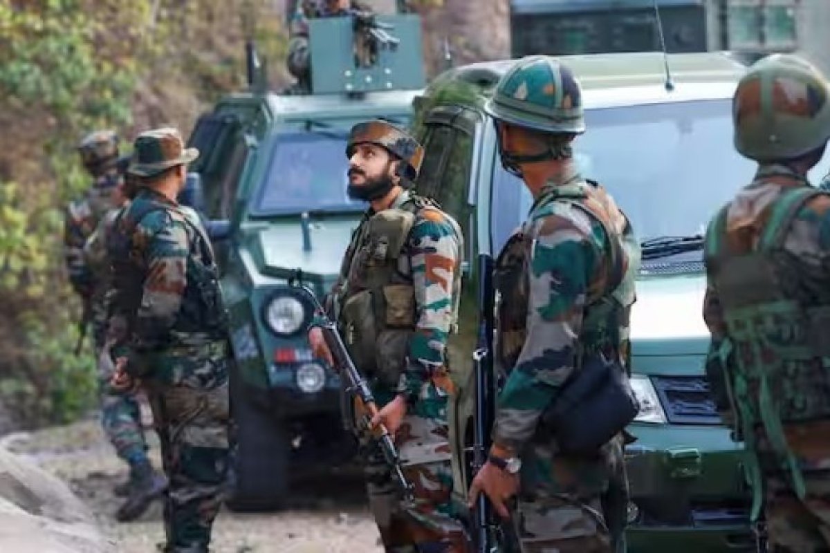 किश्तवाड़ के घने जंगलों में सुरक्षाबलों की सर्जिकल स्ट्राइक: आतंकी ठिकाने से गोला-बारूद का जखीरा बरामद।