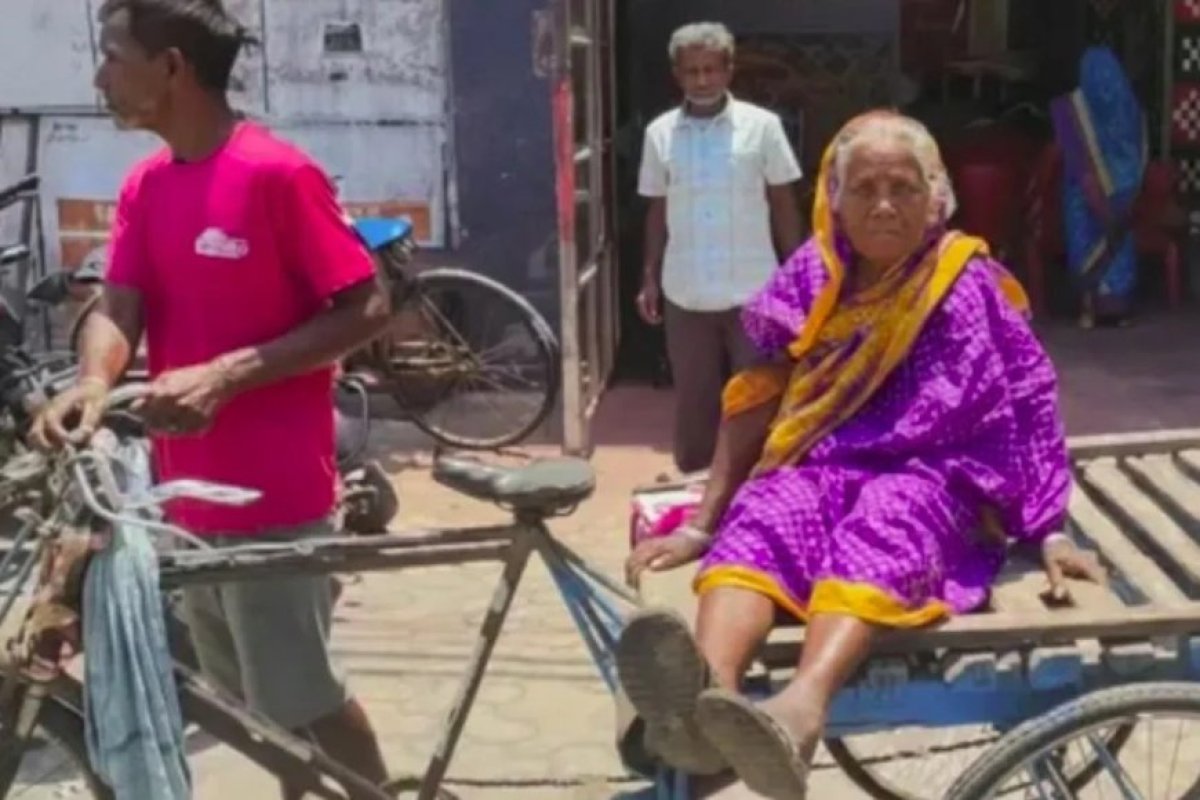 सिस्टम की बेरुखी: 83 साल की बुजुर्ग को ट्रॉली पर खींचकर दफ्तर लाया बेटा, पेंशन के लिए दर-दर भटकने को मजबूर।