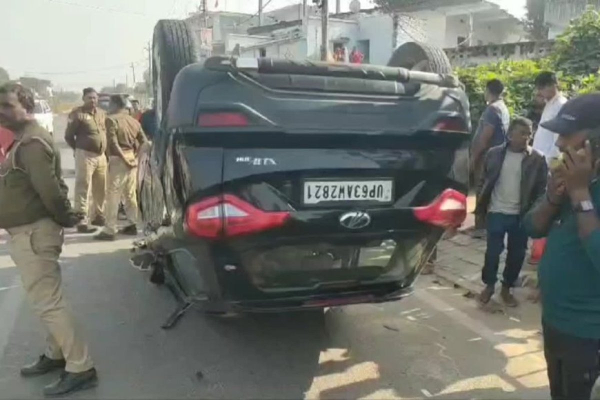 रफ्तार और लापरवाही का खौफनाक मंजर- यू टर्न ले रही कार से टकराई तेज रफ्तार बाइक, पांच लोगों की दर्दनाक मौत