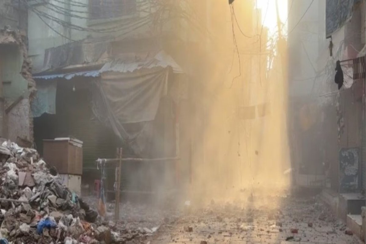 वाराणसी में बड़ी प्रशासनिक कार्रवाई, वक्फ बोर्ड के ‘मुसाफिर खाना’ पर गरजा बुलडोजर, 300 से अधिक जवानों की तैनाती