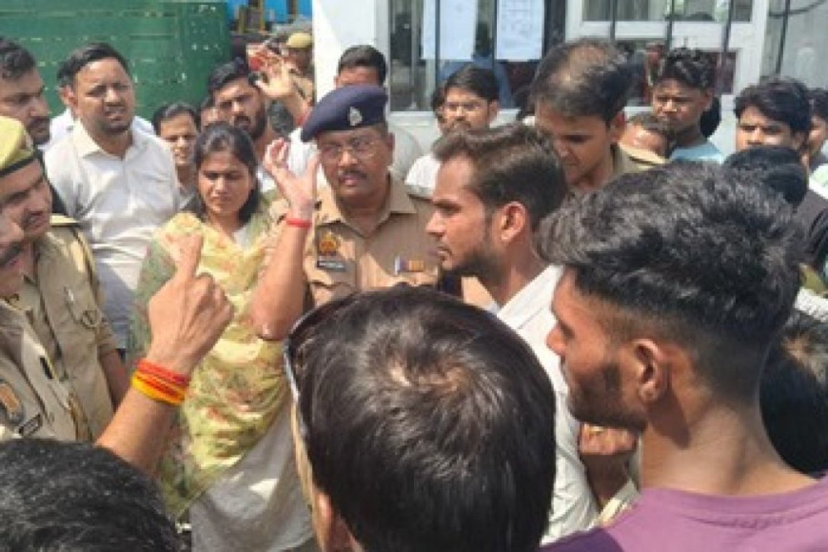 कानपुर देहात के औद्योगिक क्षेत्र में वेतन वृद्धि को लेकर भड़का असंतोष, फैक्ट्रियों के बाहर श्रमिकों ने किया उग्र प्रदर्शन।