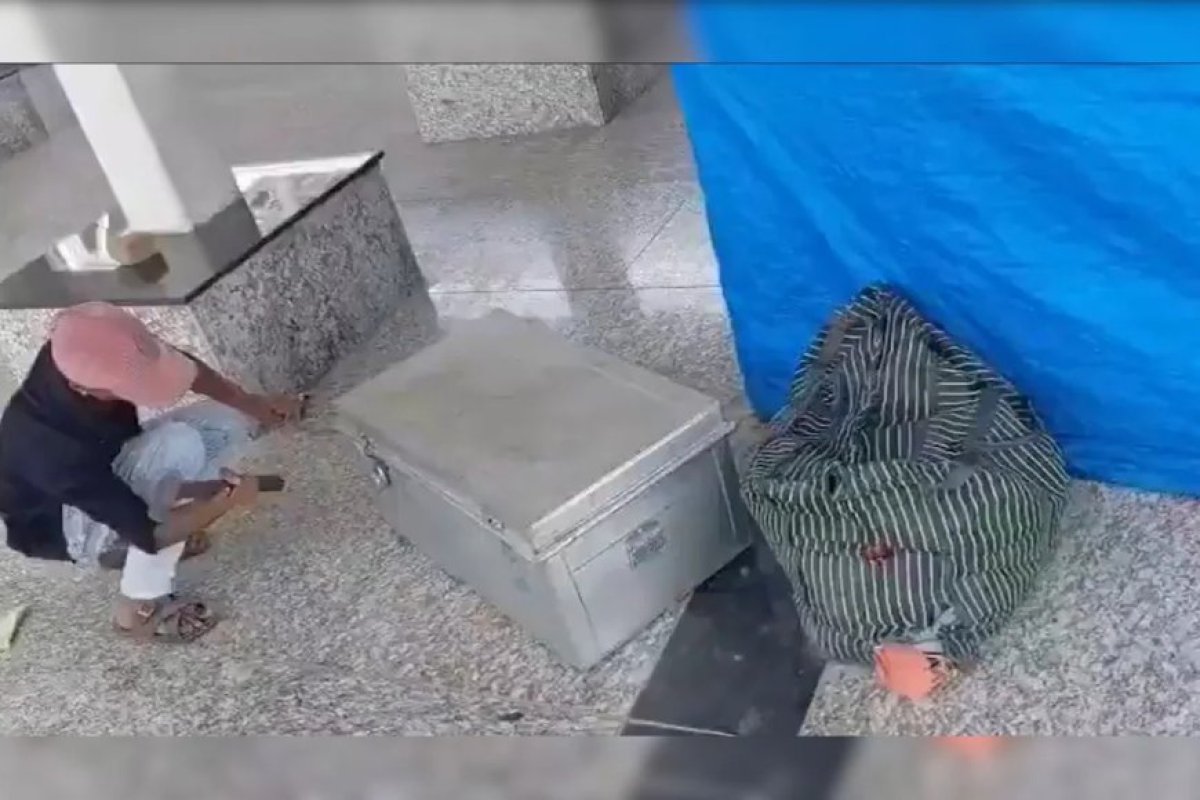राजधानी लखनऊ में रोंगटे खड़े कर देने वाली वारदात, गोमतीनगर एक्सप्रेस ट्रेन के भीतर मिली महिला की सिर कटी लाश।