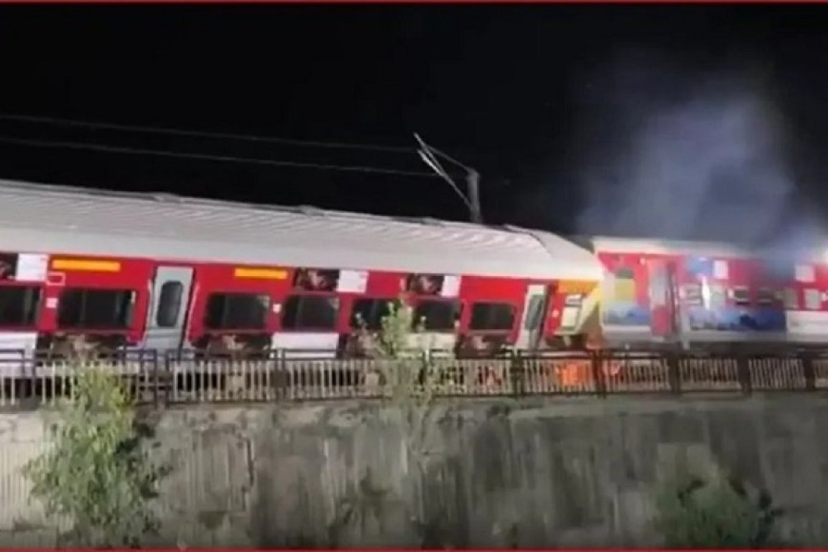 बेपटरी होकर पलटे ट्रेन के इंजन सहित तीन डिब्बे, खाली होने के कारण टली सैकड़ों रेल यात्रियों की जान।