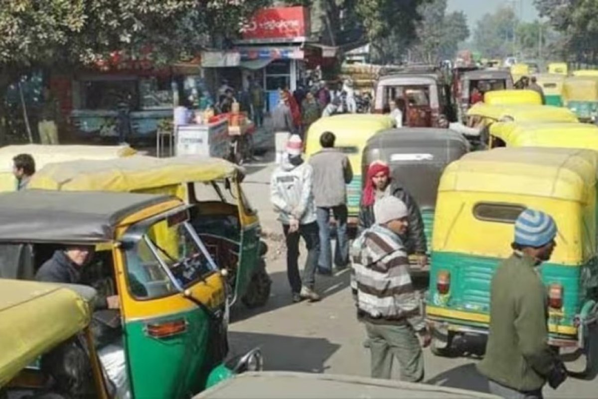 दिल्ली में सीएनजी की बढ़ती कीमतों के खिलाफ ऑटो और टैक्सी चालकों ने खोला मोर्चा, तीन दिवसीय चक्का जाम की तैयारी से बढ़ीं जनता की मुश्किलें।