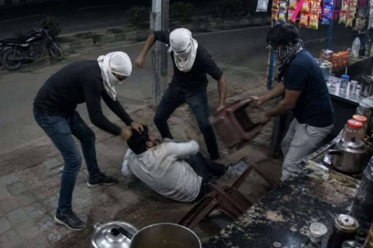मुंह पर कपड़ा बांधकर आए अज्ञात दबंगों ने चाय स्टॉल संचालक पर लाठी-डंडों से किया जानलेवा हमला, गंभीर हालत में अस्पताल रेफर।