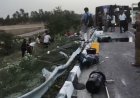 लखनऊ-आगरा एक्सप्रेसवे पर भीषण सड़क हादसा: अनियंत्रित होकर पलटी तेज रफ्तार स्लीपर बस, 6 यात्रियों की दर्दनाक मौत.