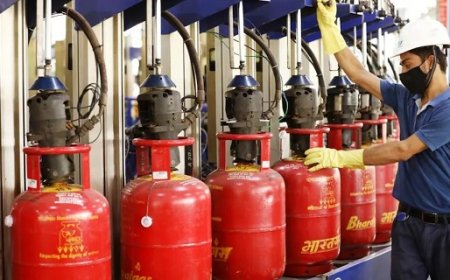 मई की पहली तारीख को महंगाई का भीषण प्रहार: कमर्शियल गैस सिलेंडर के दाम रू.993 बढ़े, रू.3,000 के पार पहुँची कीमत।