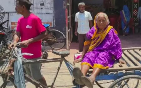 सिस्टम की बेरुखी: 83 साल की बुजुर्ग को ट्रॉली पर खींचकर दफ्तर लाया बेटा, पेंशन के लिए दर-दर भटकने को मजबूर।
