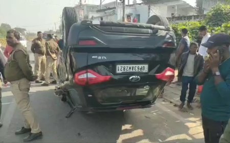 रफ्तार और लापरवाही का खौफनाक मंजर- यू टर्न ले रही कार से टकराई तेज रफ्तार बाइक, पांच लोगों की दर्दनाक मौत