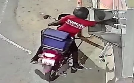 हापुड़ में आस्था के केंद्र पर शर्मनाक हरकत, मंदिर के प्याऊ से टोटी चोरी करता सीसीटीवी में कैद हुआ युवक।
