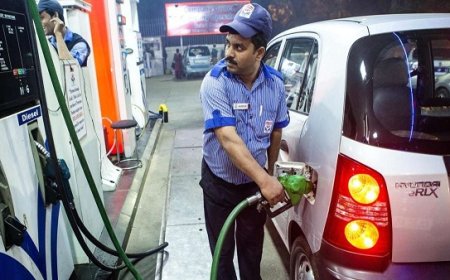 ईंधन की कीमतों में लगी आग- शुक्रवार को पेट्रोल और डीजल के दामों में 3 रुपये का बड़ा उछाल, आम आदमी का बिगड़ा बजट।