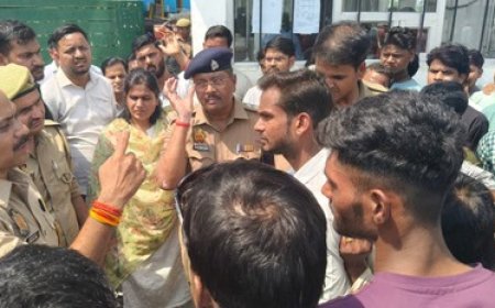 कानपुर देहात के औद्योगिक क्षेत्र में वेतन वृद्धि को लेकर भड़का असंतोष, फैक्ट्रियों के बाहर श्रमिकों ने किया उग्र प्रदर्शन।