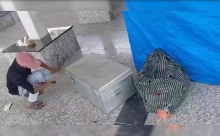 राजधानी लखनऊ में रोंगटे खड़े कर देने वाली वारदात, गोमतीनगर एक्सप्रेस ट्रेन के भीतर मिली महिला की सिर कटी लाश।