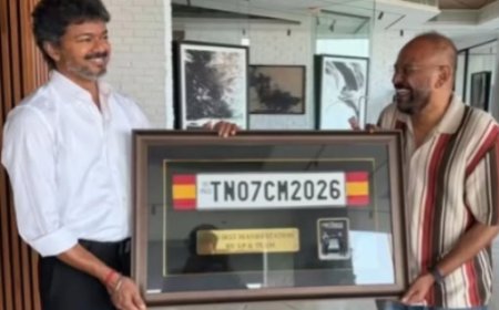 दो साल पहले सिल्वर स्क्रीन पर दिखी कार की नंबर प्लेट हकीकत में बदली, फिल्म निर्देशक ने नए मुख्यमंत्री को भेंट किया 'TN07 CM 2026' का ऐतिहासिक तोहफा।