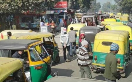 दिल्ली में सीएनजी की बढ़ती कीमतों के खिलाफ ऑटो और टैक्सी चालकों ने खोला मोर्चा, तीन दिवसीय चक्का जाम की तैयारी से बढ़ीं जनता की मुश्किलें।