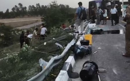 लखनऊ-आगरा एक्सप्रेसवे पर भीषण सड़क हादसा: अनियंत्रित होकर पलटी तेज रफ्तार स्लीपर बस, 6 यात्रियों की दर्दनाक मौत.